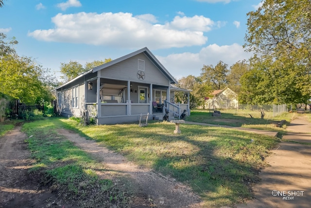 view of front facade featuring covered porch and a front yard