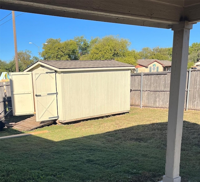 view of yard featuring a shed