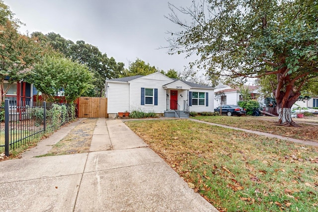 view of front of property featuring a front lawn