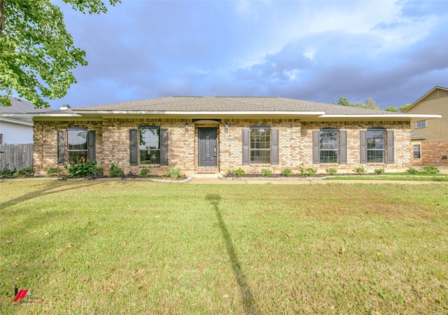 ranch-style house featuring a front lawn