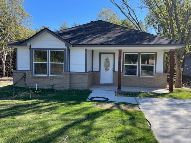 view of front of property featuring a porch and a front yard