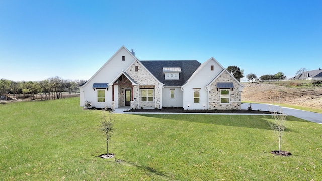 view of front of property featuring a front yard