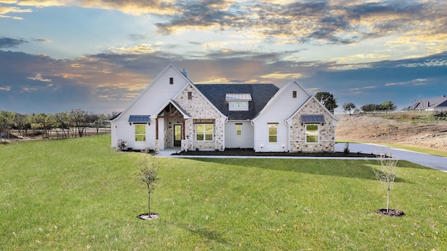 view of front facade with a lawn