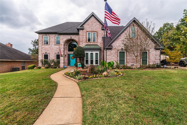 view of front of property featuring a front yard