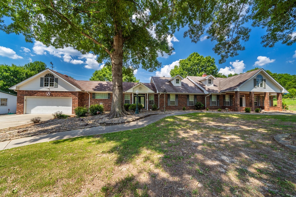 ranch-style house featuring a front lawn and a porch