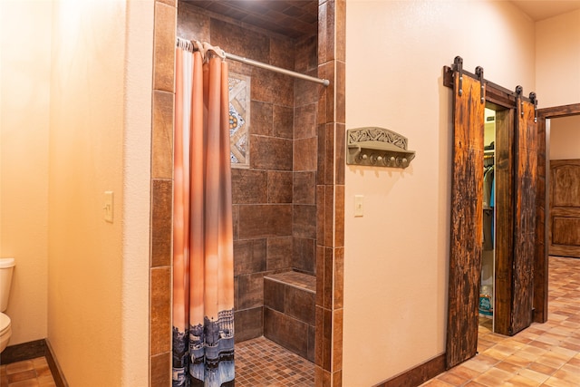 bathroom featuring a shower with shower curtain and toilet