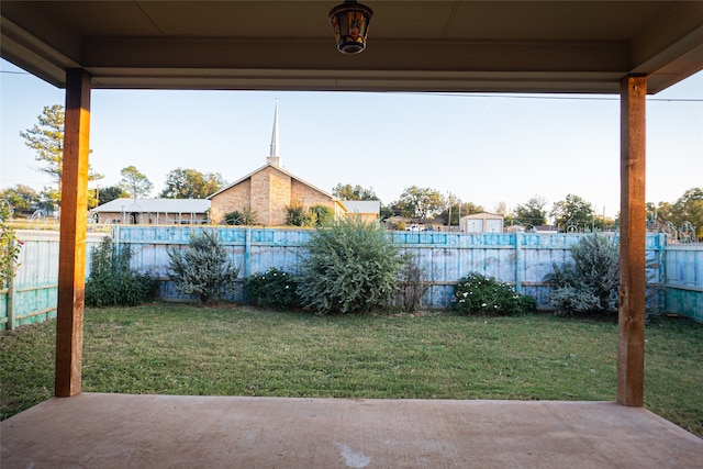 view of yard featuring a patio area