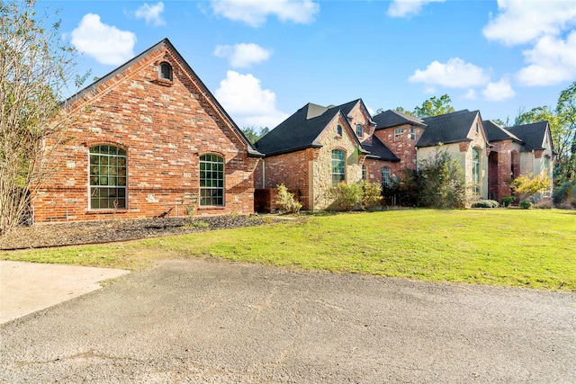 view of front of house featuring a front lawn