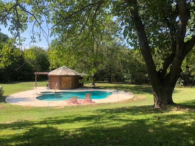 view of swimming pool with an in ground hot tub