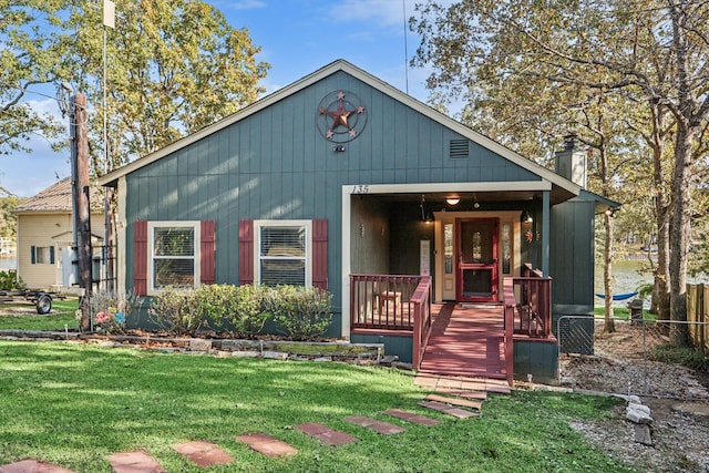 view of front facade featuring a front yard and a porch