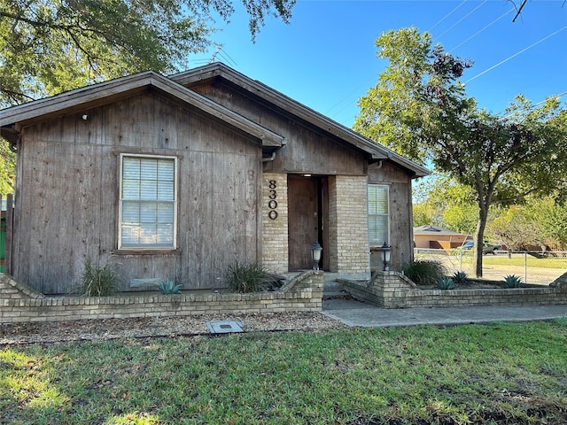 view of front of house featuring a front yard