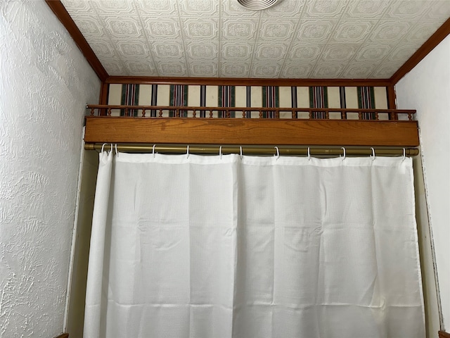 bathroom featuring crown molding