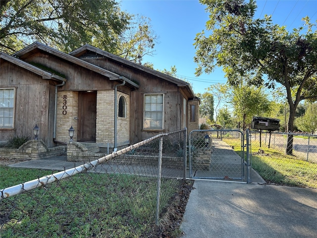 view of front of home featuring a front lawn