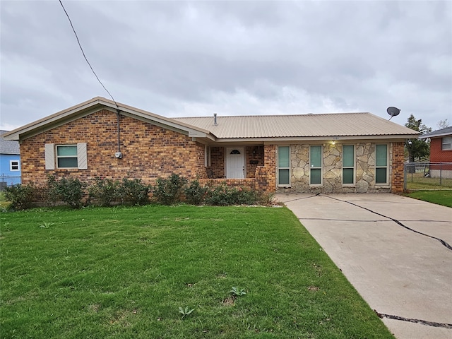 single story home featuring a front lawn