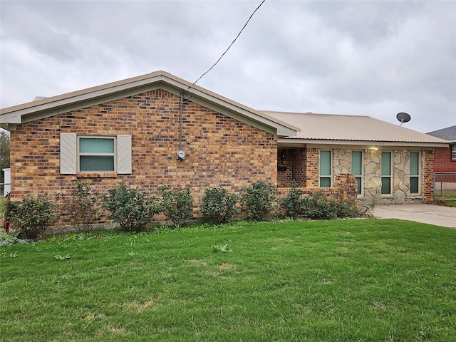 view of front of house with a front yard