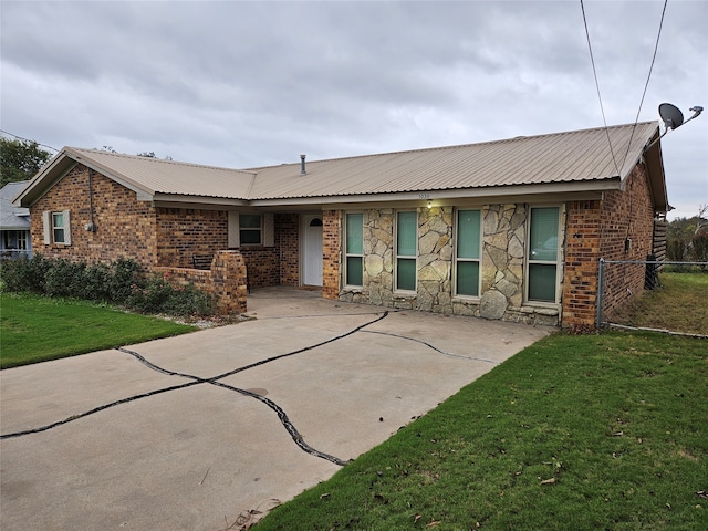 ranch-style home featuring a front yard