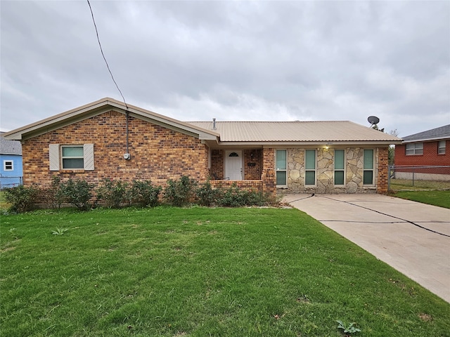 ranch-style home featuring a front lawn