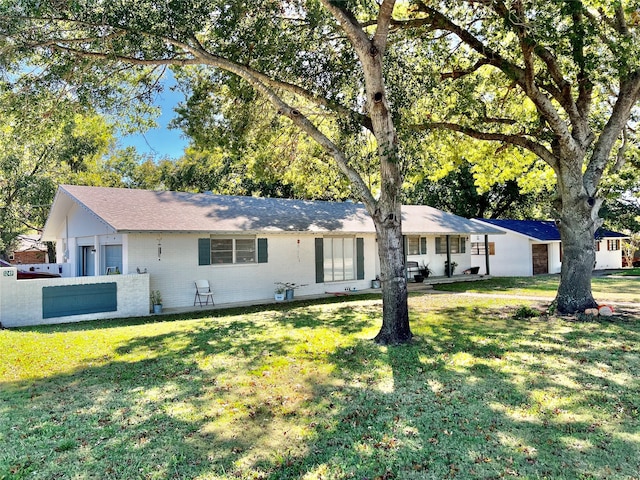 ranch-style house featuring a front yard