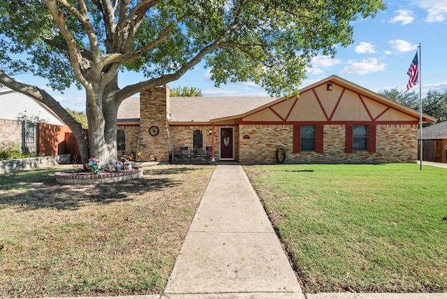 view of front of property featuring a front yard