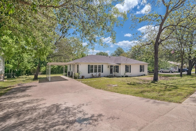 view of front facade featuring a carport and a front yard