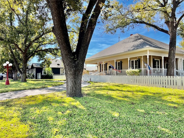 view of front of house featuring a front lawn