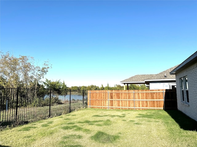 view of yard featuring a water view