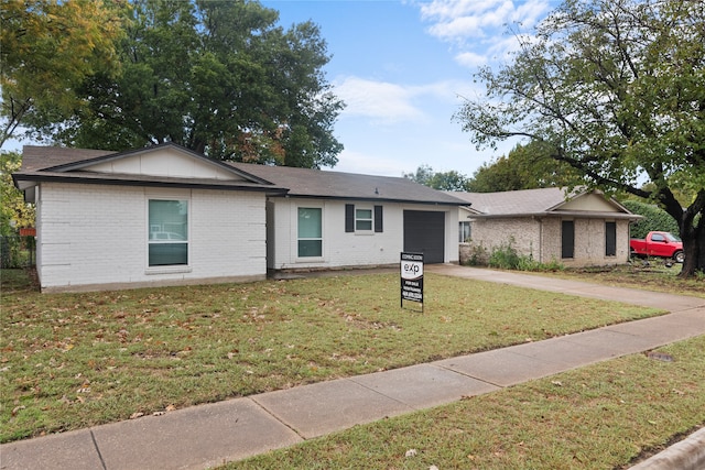 ranch-style home featuring a front lawn