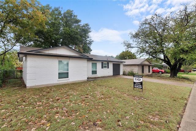 view of front of property featuring a front yard