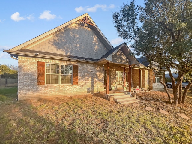 view of front of home featuring a front yard