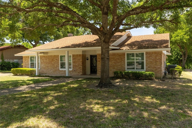 single story home with a front yard