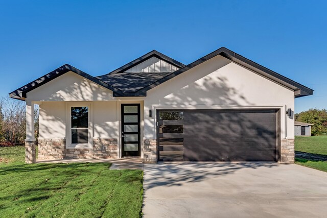 view of front facade with a garage and a front yard