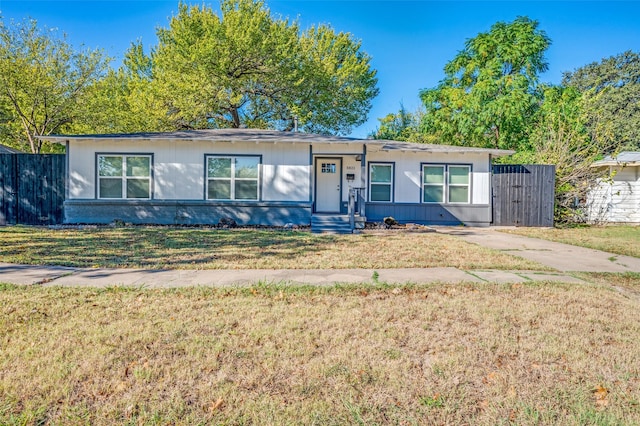 ranch-style house featuring a front lawn