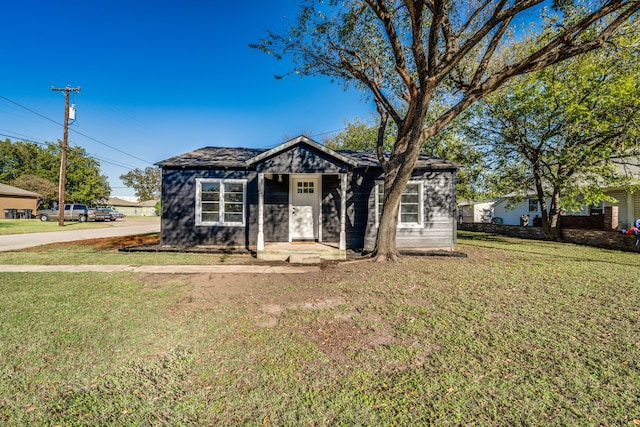 view of front of property featuring a front lawn