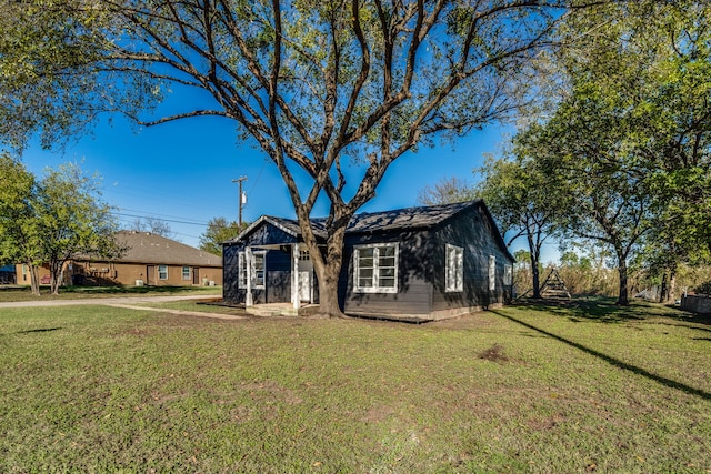 ranch-style house with a front yard