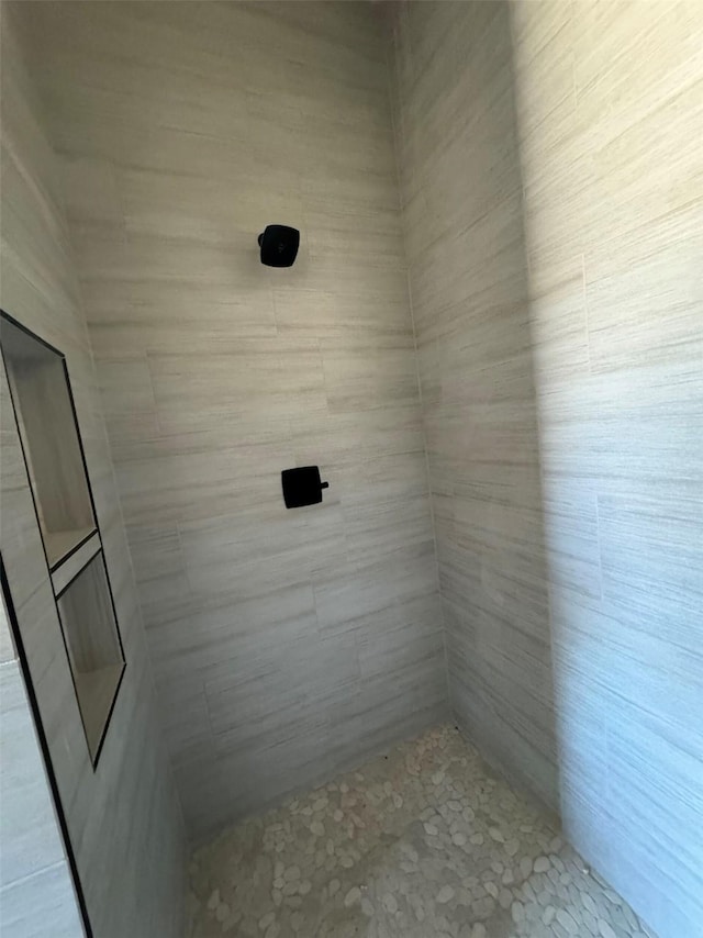 bathroom featuring a tile shower