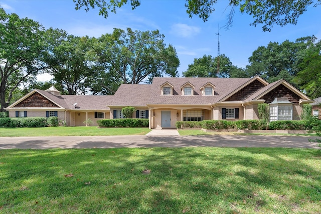 view of front facade featuring a front yard