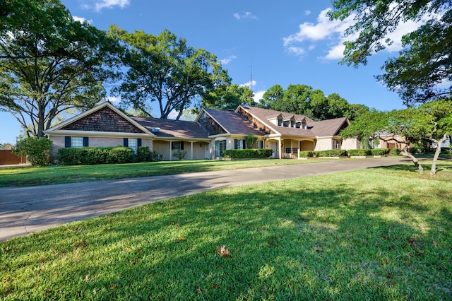 view of front facade with a front yard