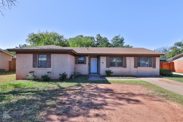 ranch-style home featuring a front lawn