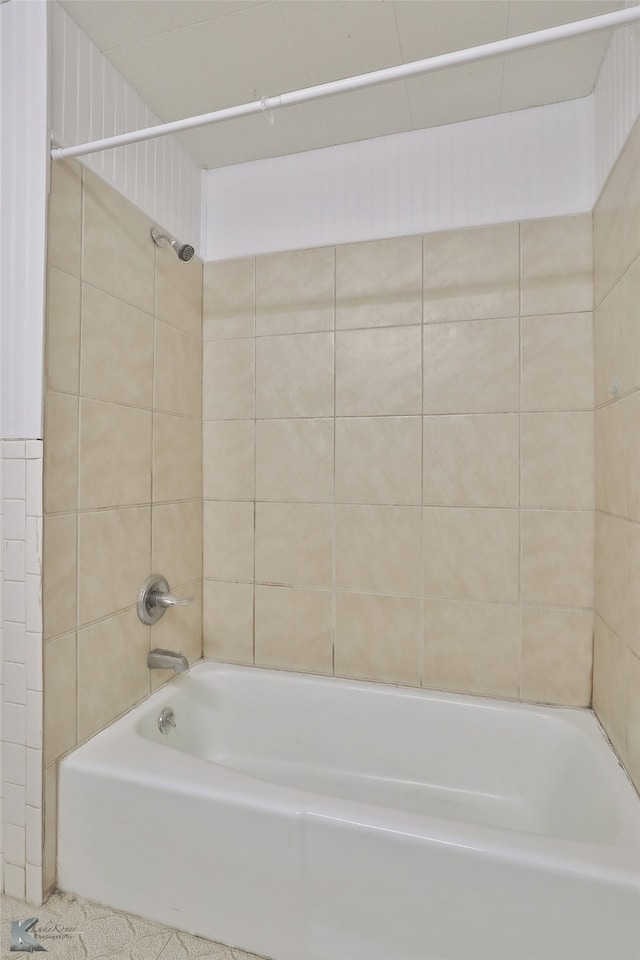 bathroom with tiled shower / bath combo