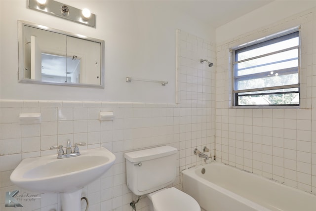 full bathroom featuring tiled shower / bath and tile walls