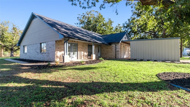 view of front of house with a front lawn