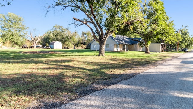 view of yard featuring a storage shed