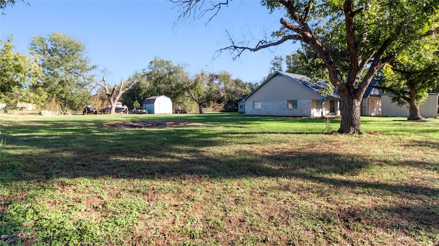 view of yard with a storage unit