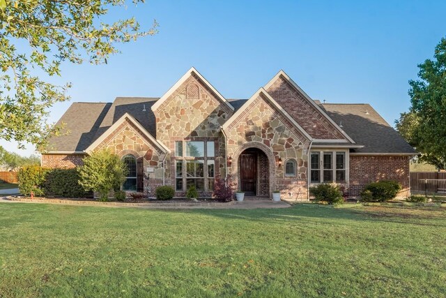 view of front of home featuring a front yard