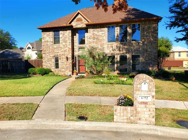 view of front facade featuring a front lawn