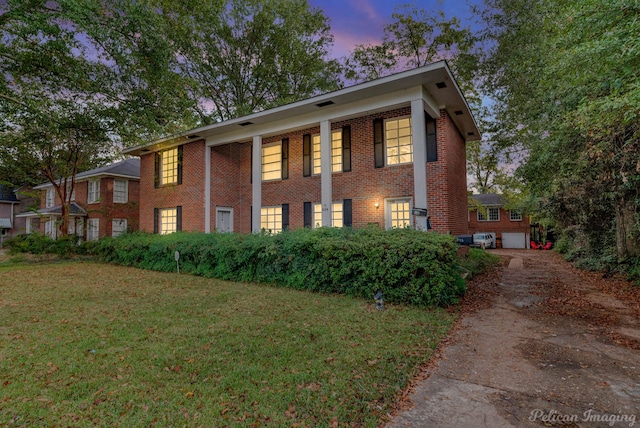 view of front facade with a lawn