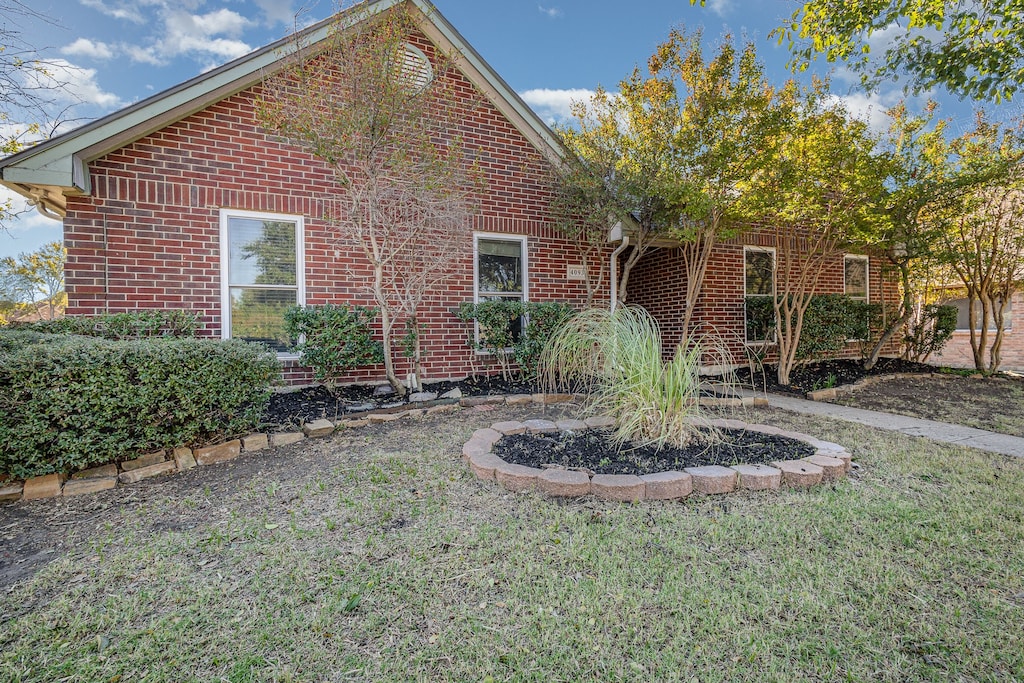 view of front facade featuring a front yard