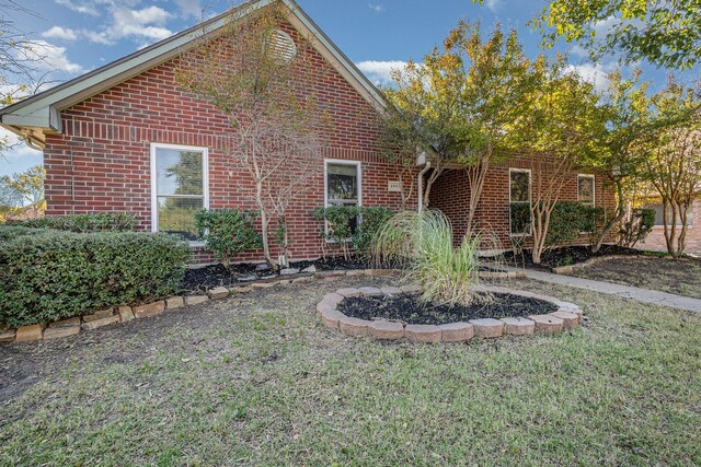 view of front facade featuring a front yard