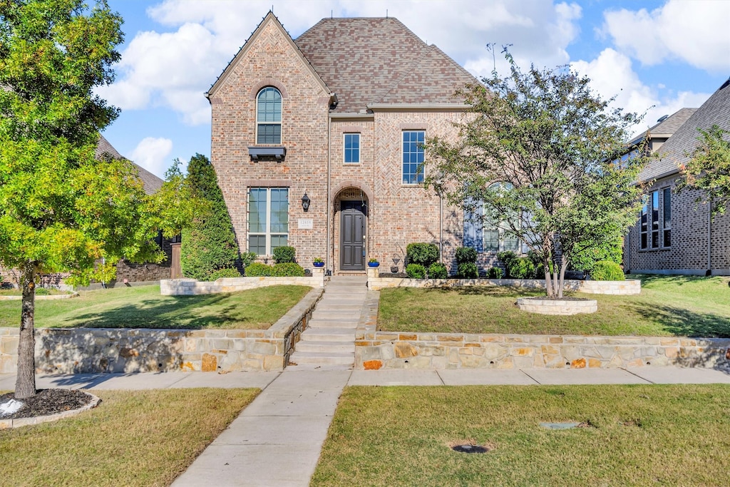 view of front of home featuring a front yard