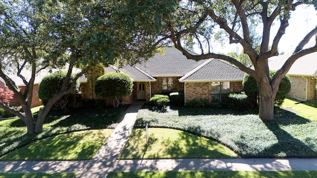 view of front of house featuring a front lawn